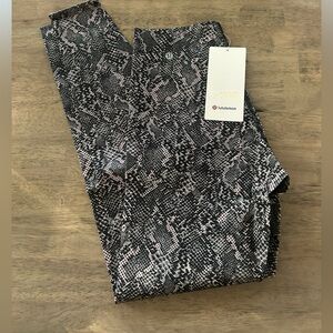 Lululemon Glow up SHR tight 28” size 8